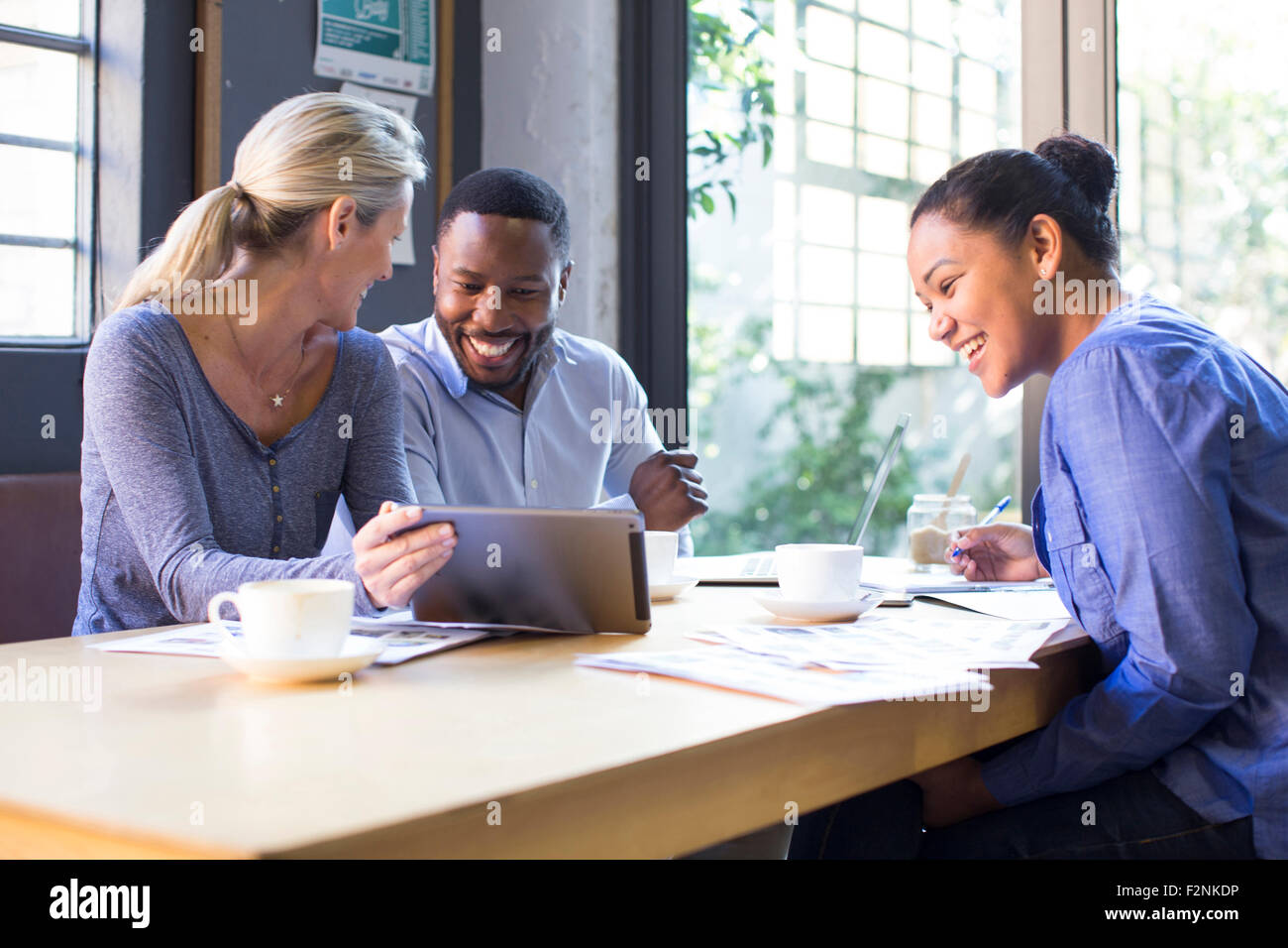 La gente di affari con tavoletta digitale in office meeting Foto Stock