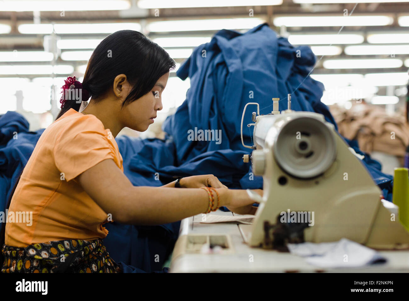 Lavoratori asiatici cucire vestiti in fabbrica di indumento Foto Stock