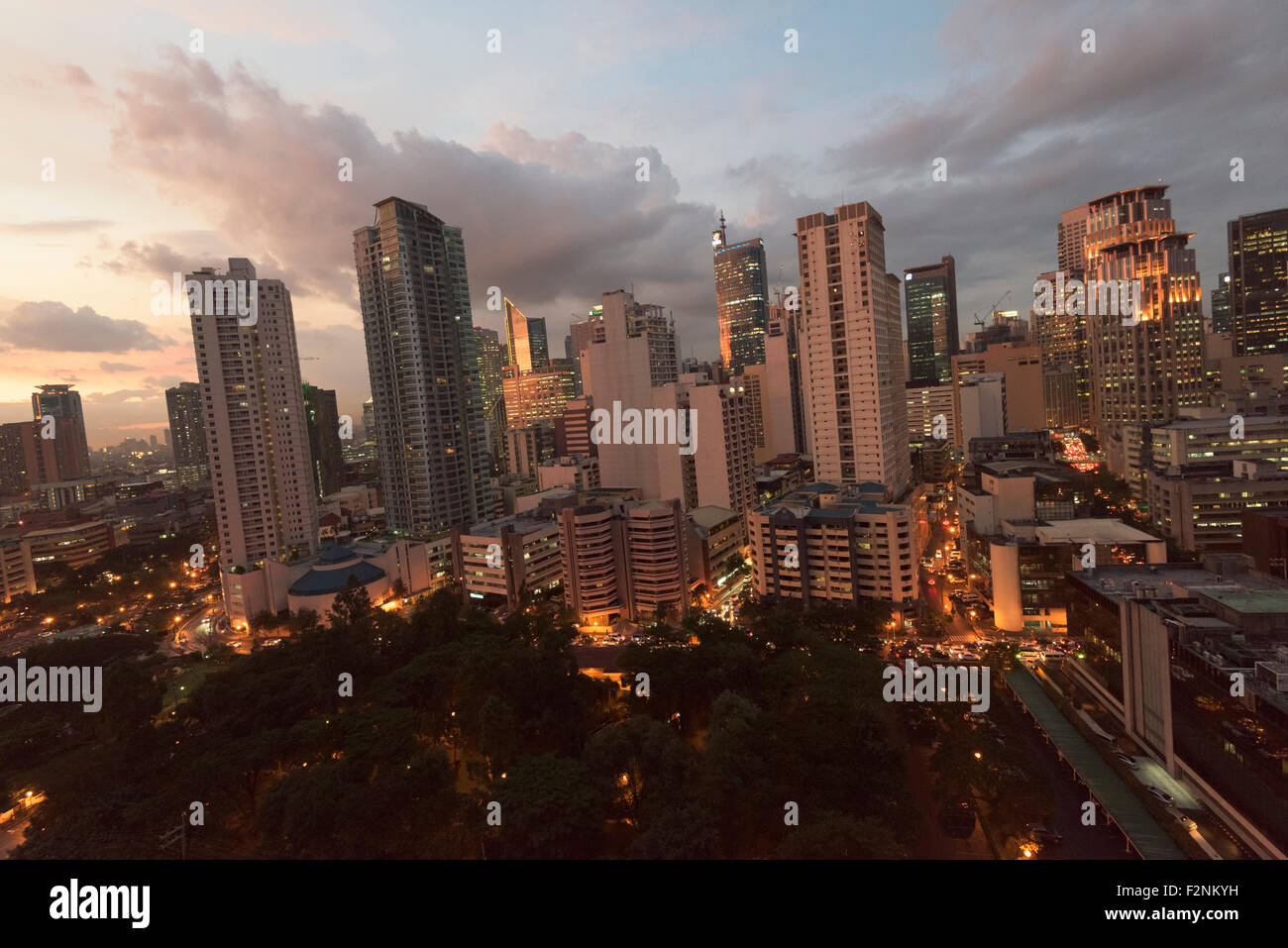 Manila, Filippine - 18 sett, 2015: Makati lo skyline della citta'. Makati City è uno dei più sviluppati distretto commerciale di Metro uomo Foto Stock