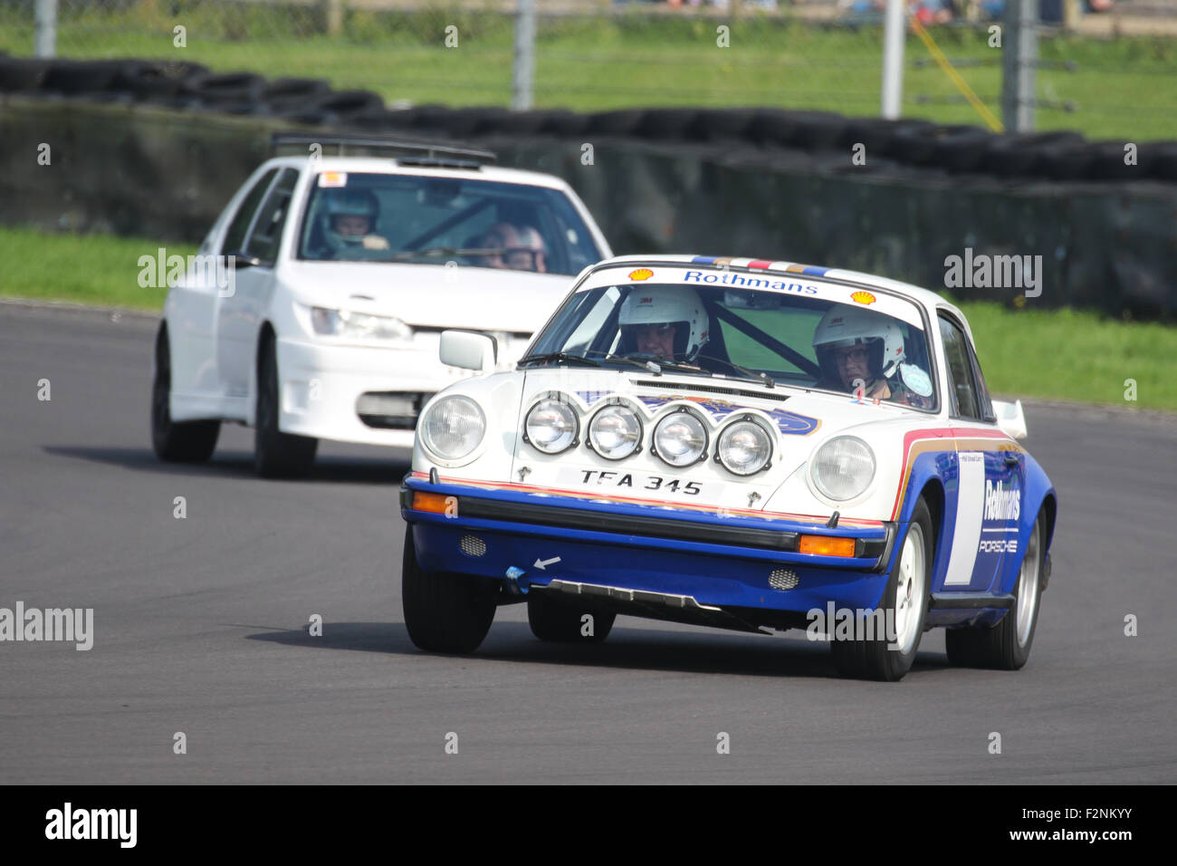 Un paio di vetture rally in pista a Castle Combe del circuito Rallyday. Foto Stock