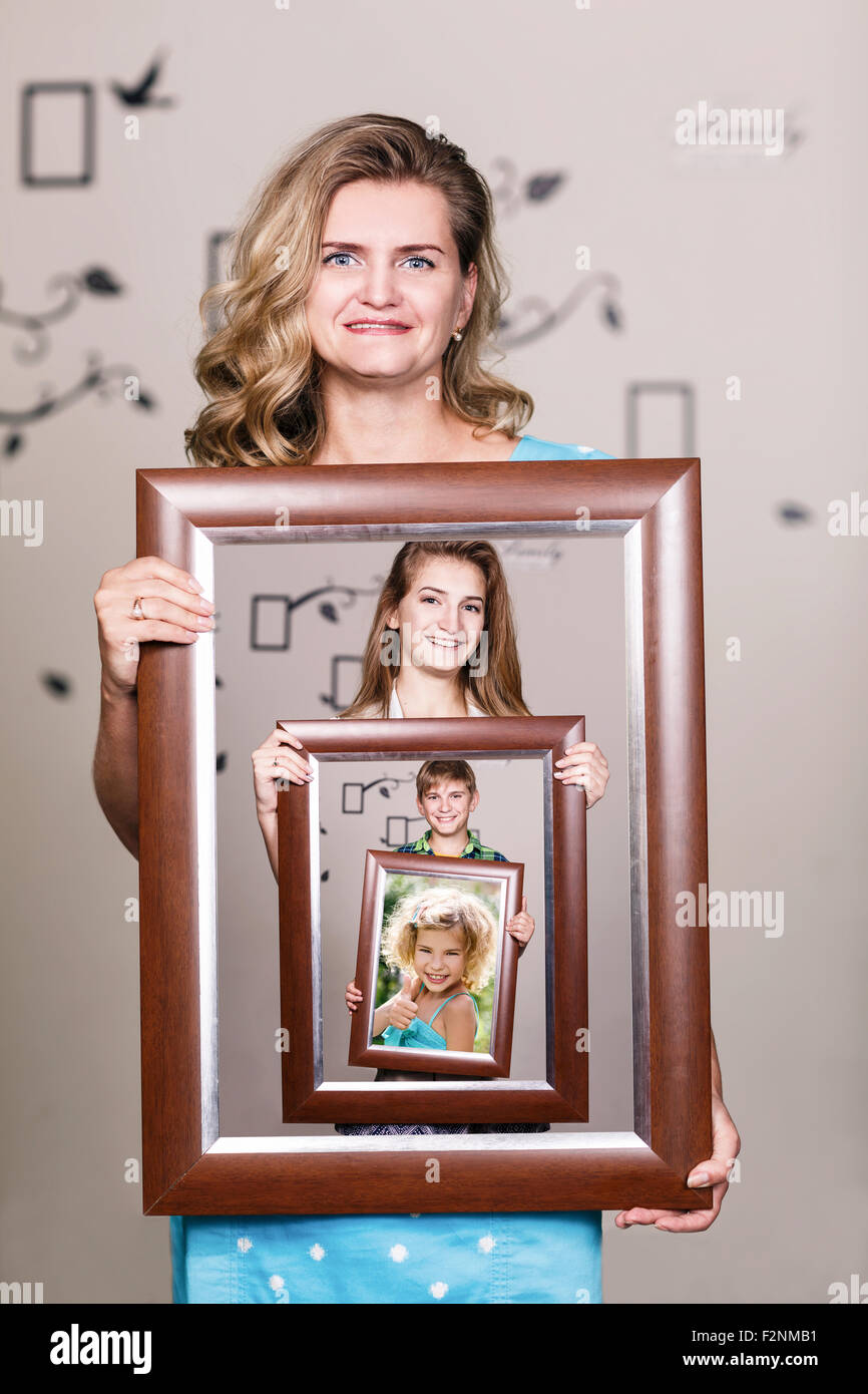 Felice madre tenendo verticale con la sua famiglia Foto Stock