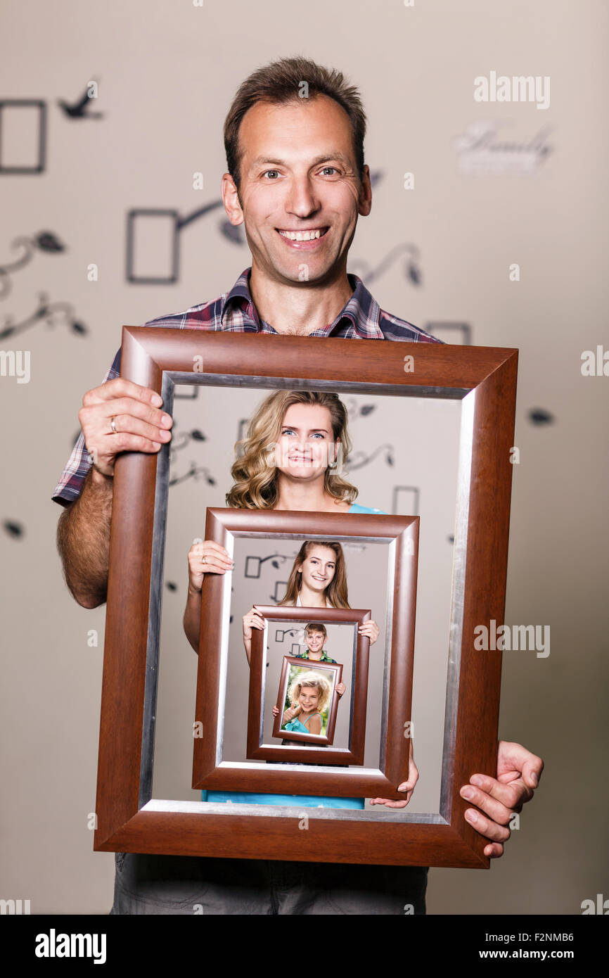 Padre Felice azienda ritratto con la sua famiglia Foto Stock