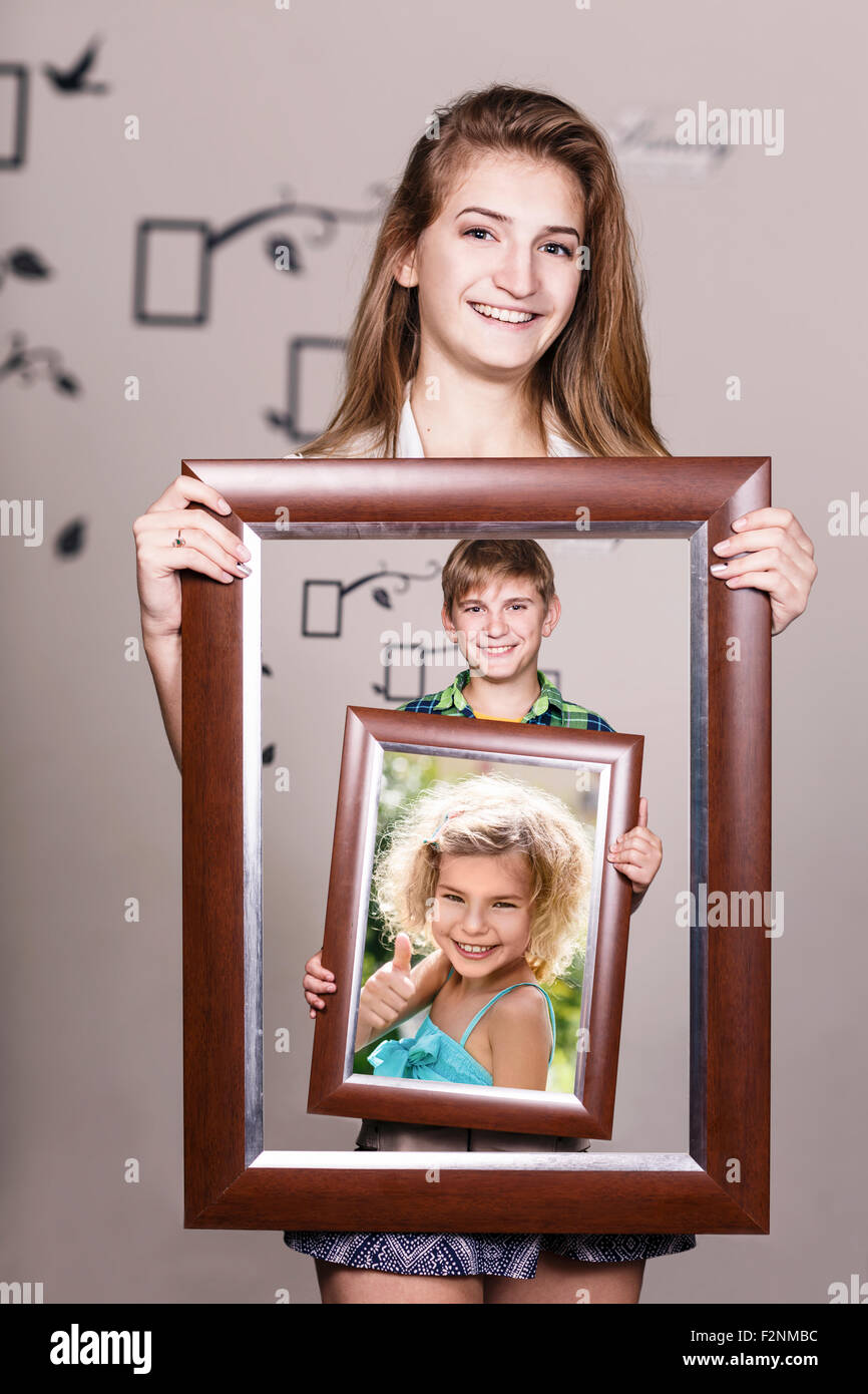 Adulto azienda sorella ritratto con la sua famiglia Foto Stock