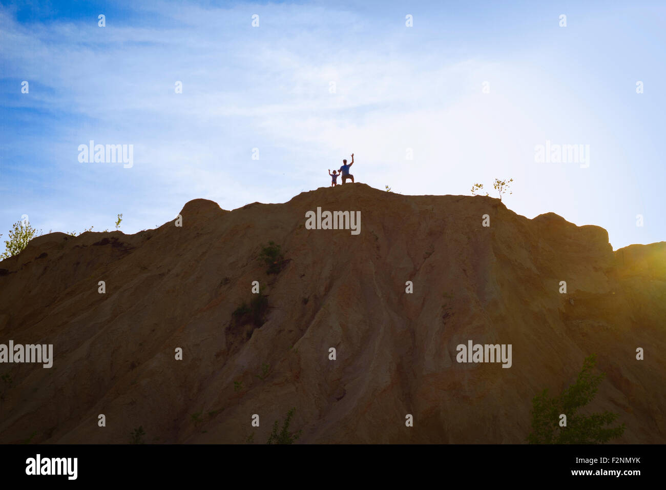 Persone in piedi sulla collina sotto il cielo blu Foto Stock