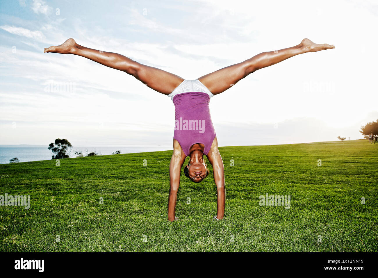 African American donna a praticare yoga in posizione di parcheggio Foto Stock