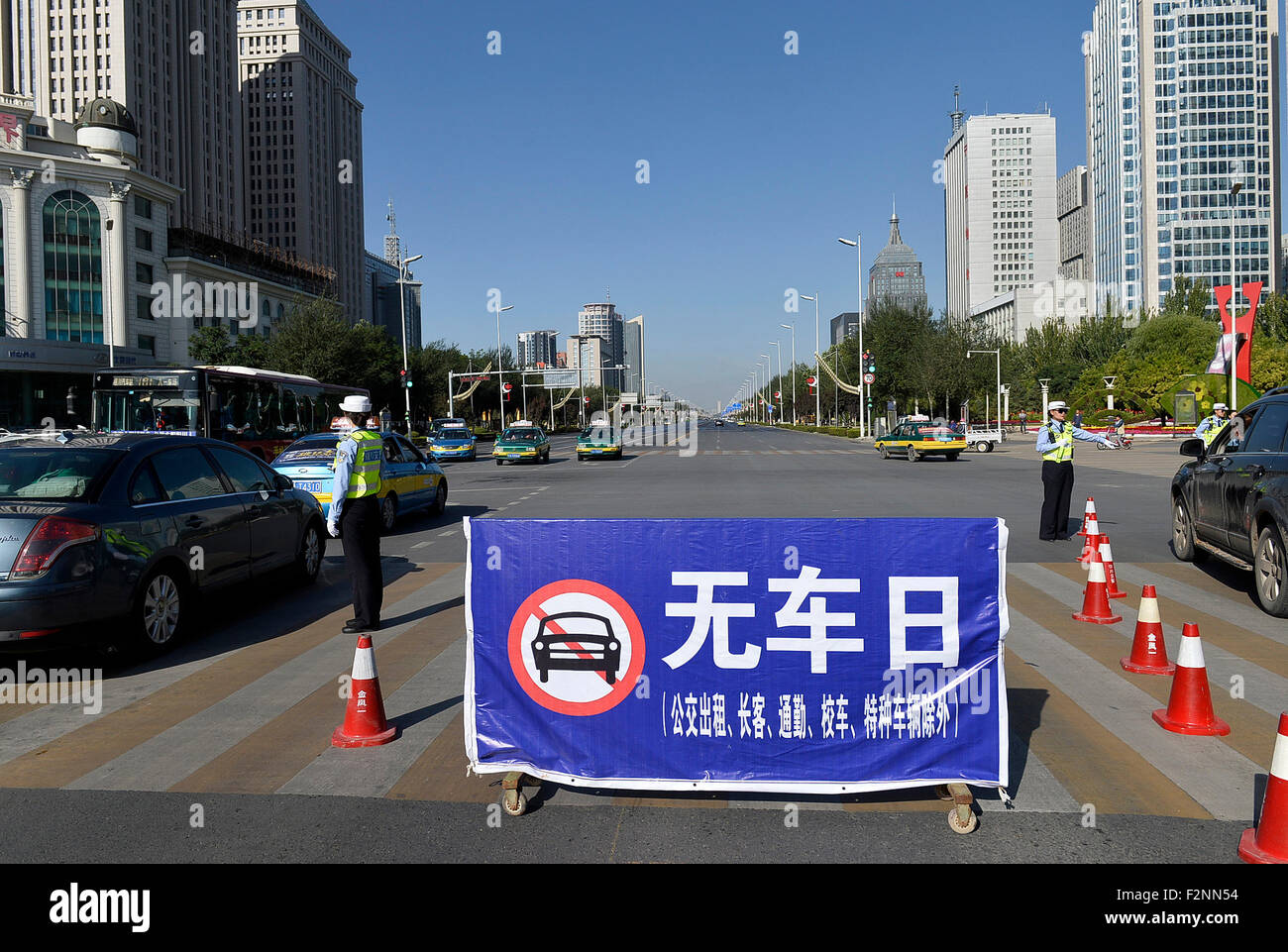 (150922) -- YINCHUAN, Sett. 22, 2015 (Xinhua) -- un traffico di polizia dirige il traffico su una strada che è temporaneamente indicato come un auto-free zone durante il 'World Car Free Day' a Yinchuan, capitale del nord-ovest della Cina di Ningxia Hui Regione autonoma, Sett. 22, 2015. (Xinhua/Peng Zhaozhi) (WF) Foto Stock