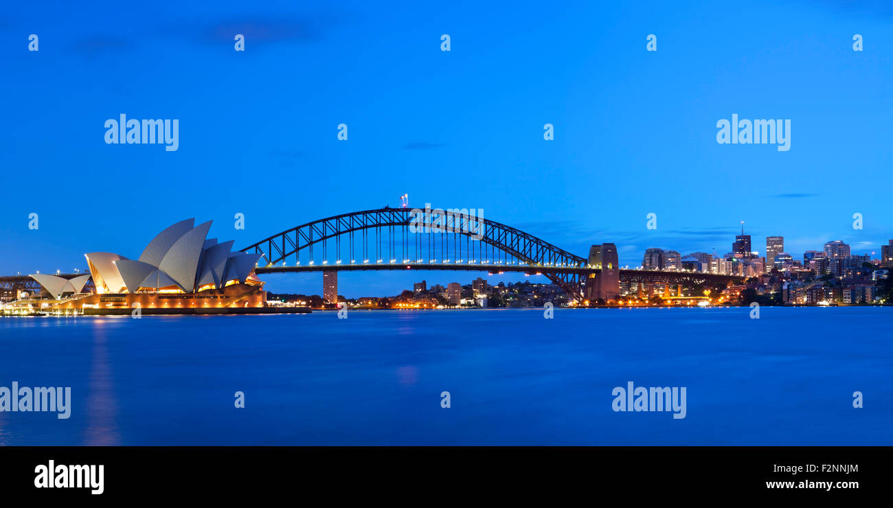 Il Ponte del Porto di Sydney Opera House e il Quartiere Affaristico Centrale di Sydney. Fotografato all'alba. Foto Stock