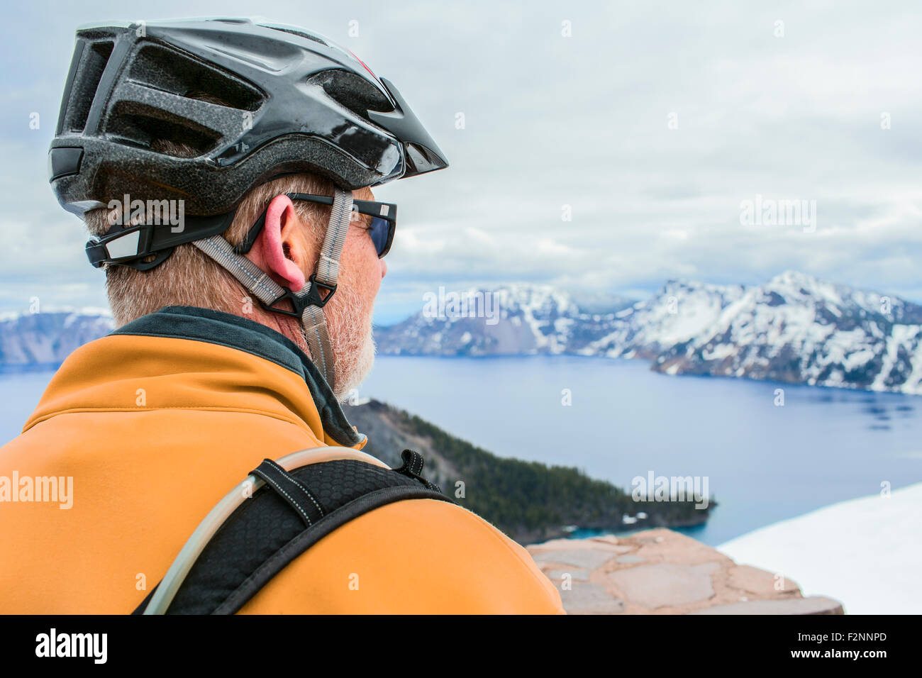 Ciclista caucasica ammirando vista di Crater Lake, Oregon, Stati Uniti Foto Stock