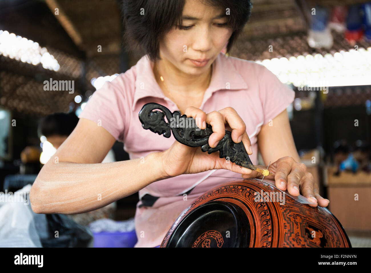 Artigiani asiatici carving design tradizionale in officina Foto Stock