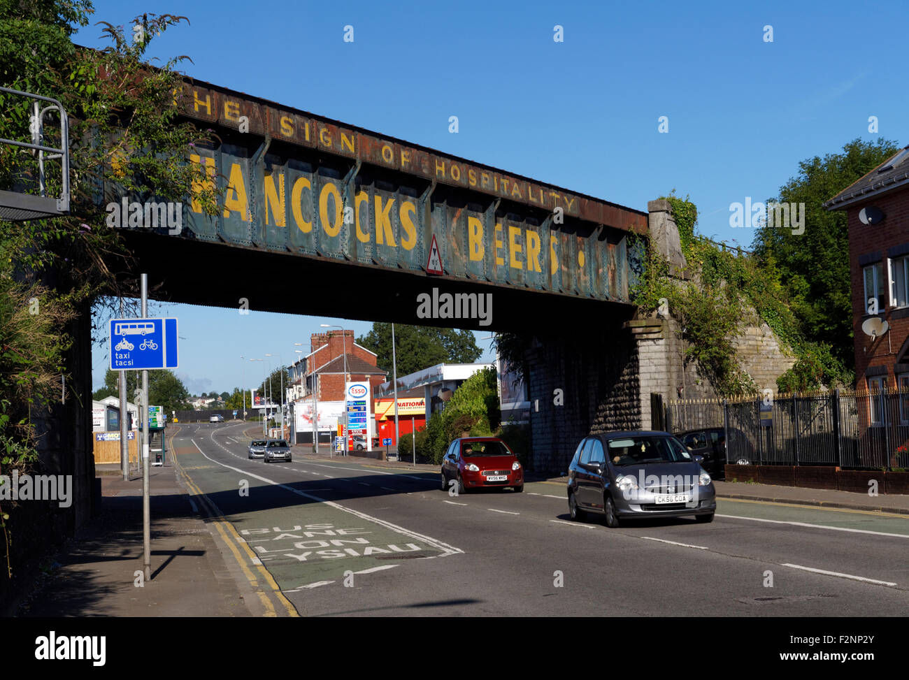 Ponte ferroviario con il vecchio spot per la birra Handcocks, Canton, Cardiff, Galles del Sud, Regno Unito. Foto Stock