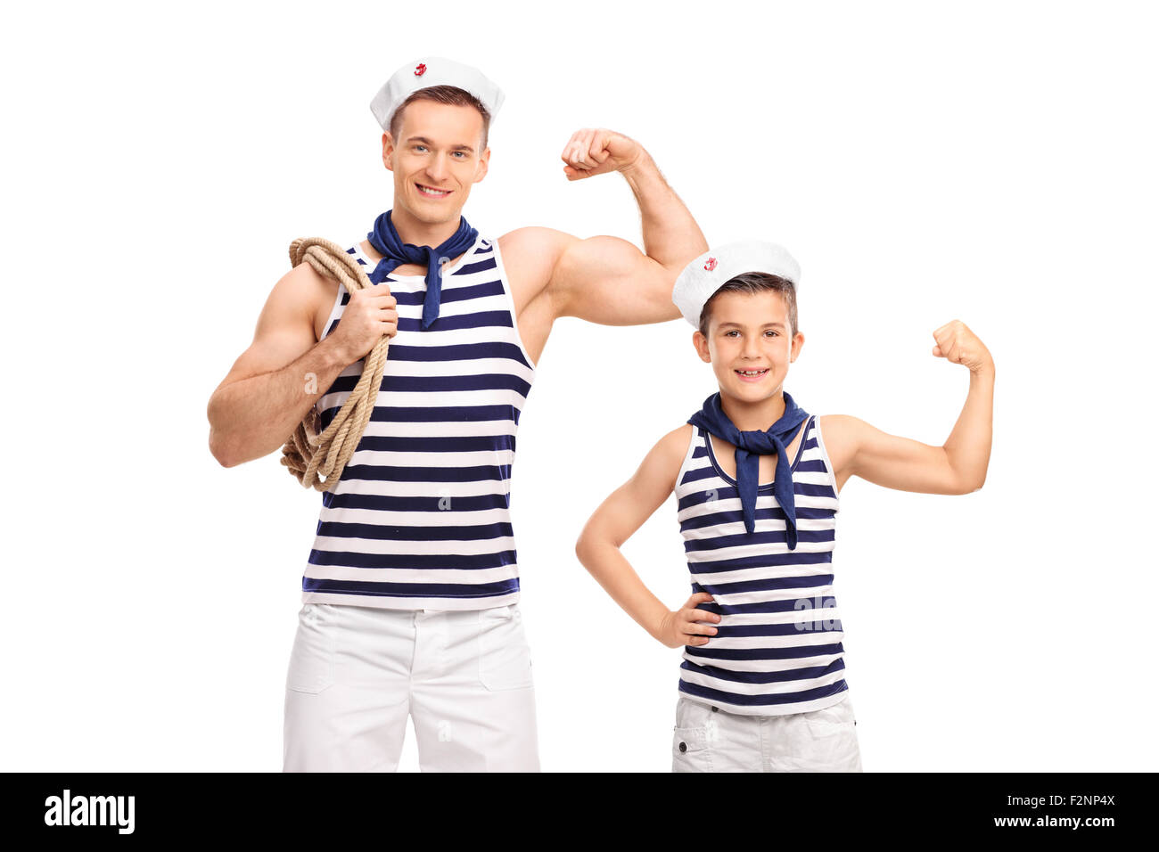 Giovane uomo e un bambino in sailor uniformi che mostra bicipite e guardando la telecamera isolata su sfondo bianco Foto Stock