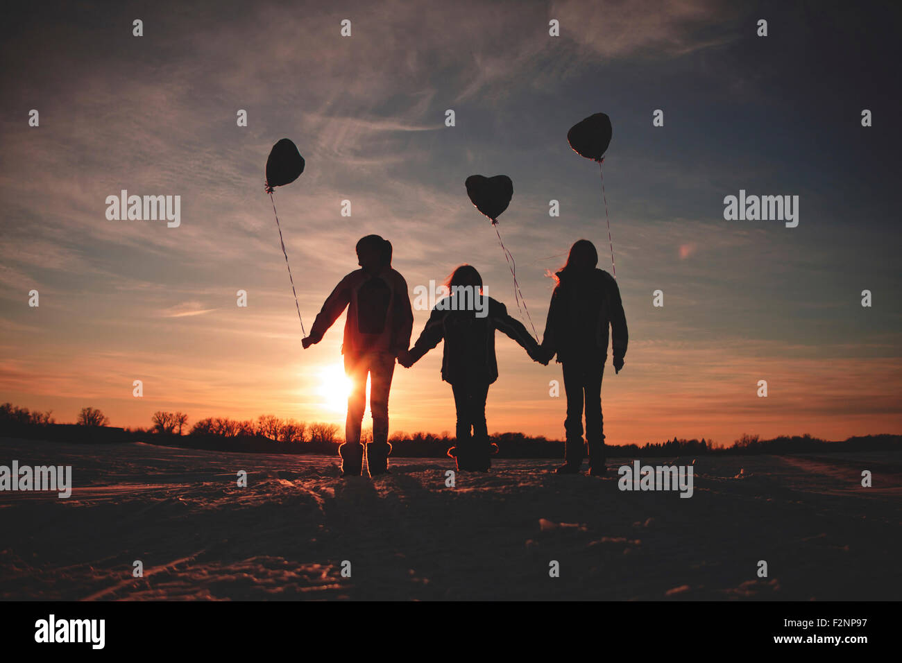 Le ragazze del Caucaso a piedi con palloncini al tramonto Foto Stock
