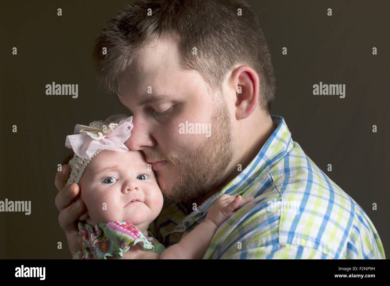 Padre caucasica holding figlia Foto Stock