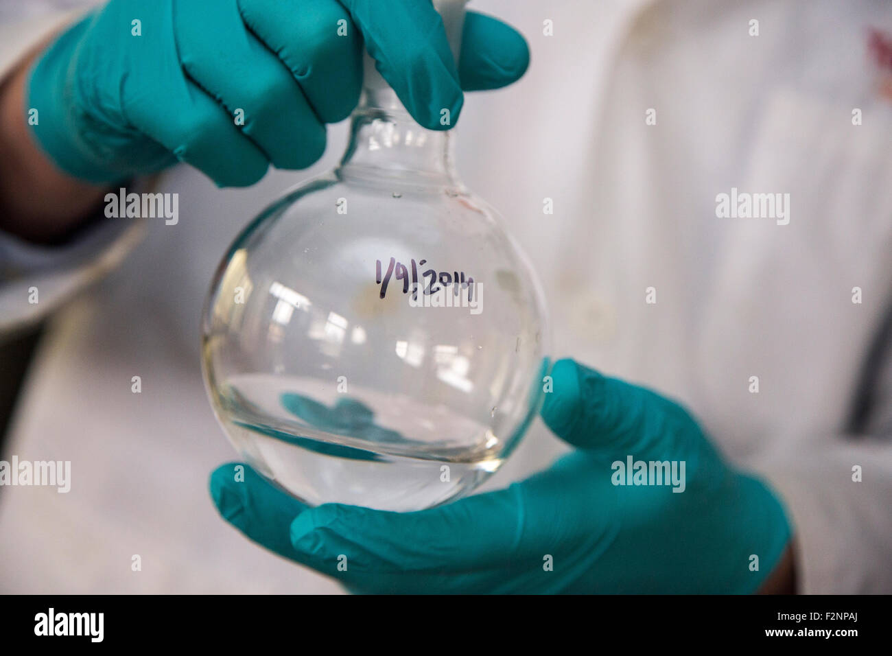 Razza mista scienziato soluzione di miscelazione in laboratorio Foto Stock