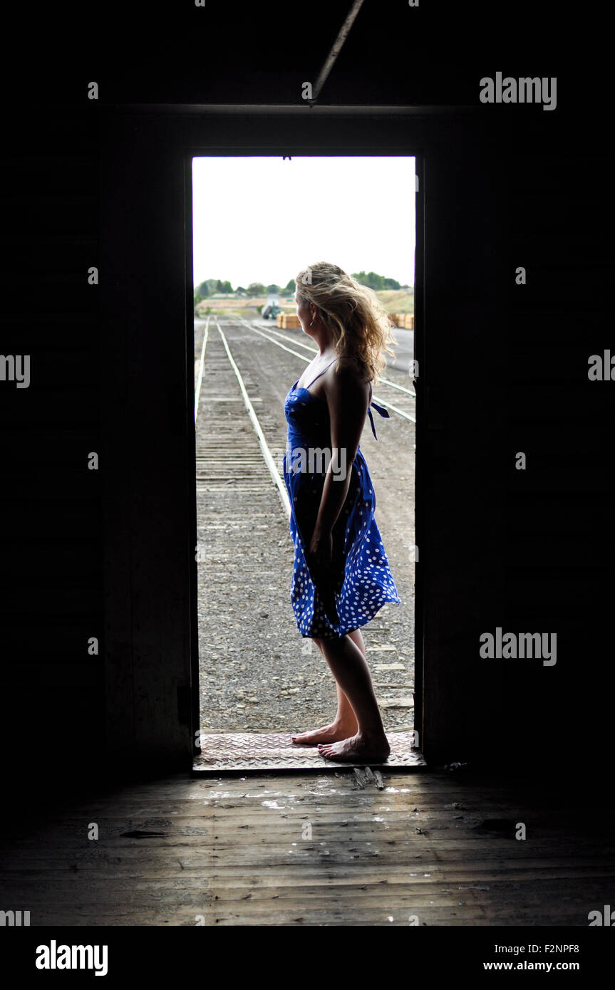 Donna in piedi nella porta del treno in treno cantiere Foto Stock