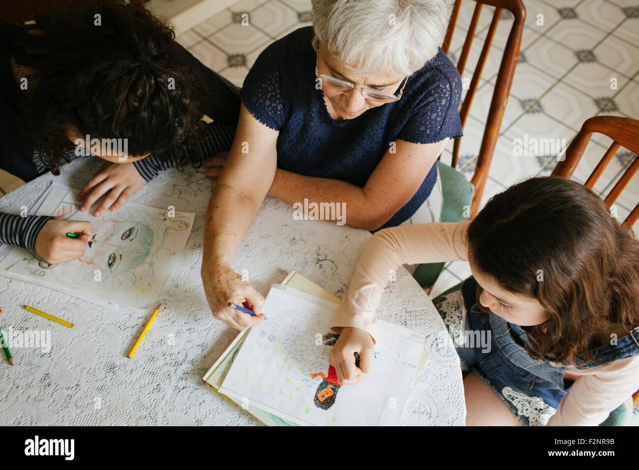 Nonna e nipoti disegno a tavola Foto Stock