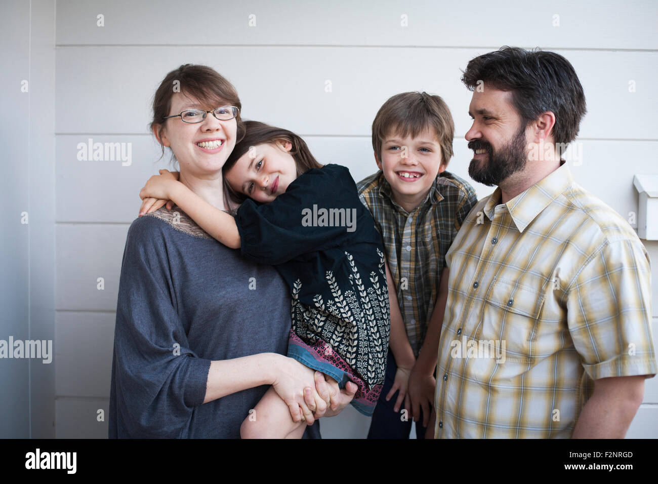 Caucasian genitori e bambini sorridere all'aperto Foto Stock