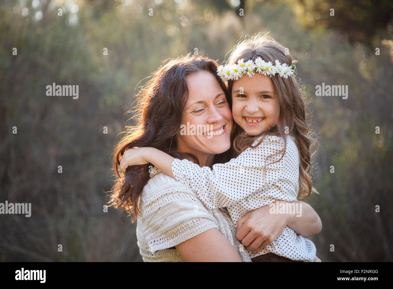 Madre e figlia abbracciando in posizione di parcheggio Foto Stock