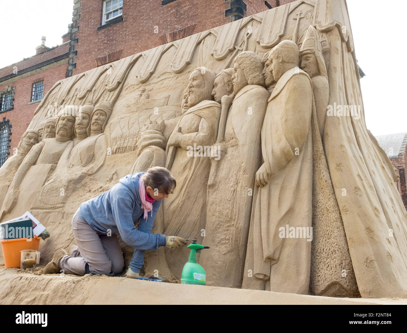 Scultura di sabbia artista Remy Hoggard provenienti dalla Bulgaria ha trascorso due settimane la realizzazione di una scultura di sabbia a Lincoln Castle. Foto Stock