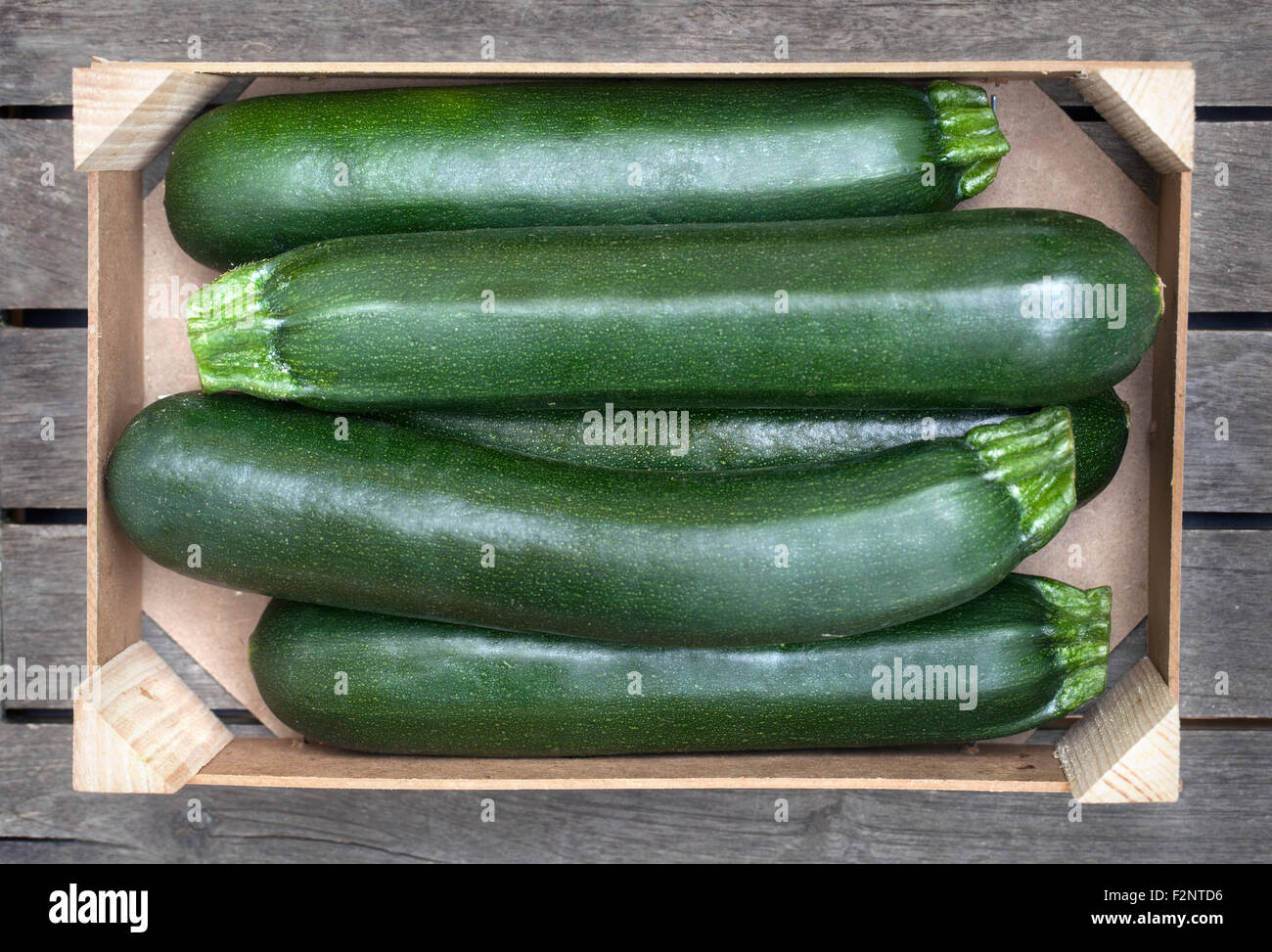 Scatola di legno di zucchine fresche (Cucurbita pepo) Foto Stock