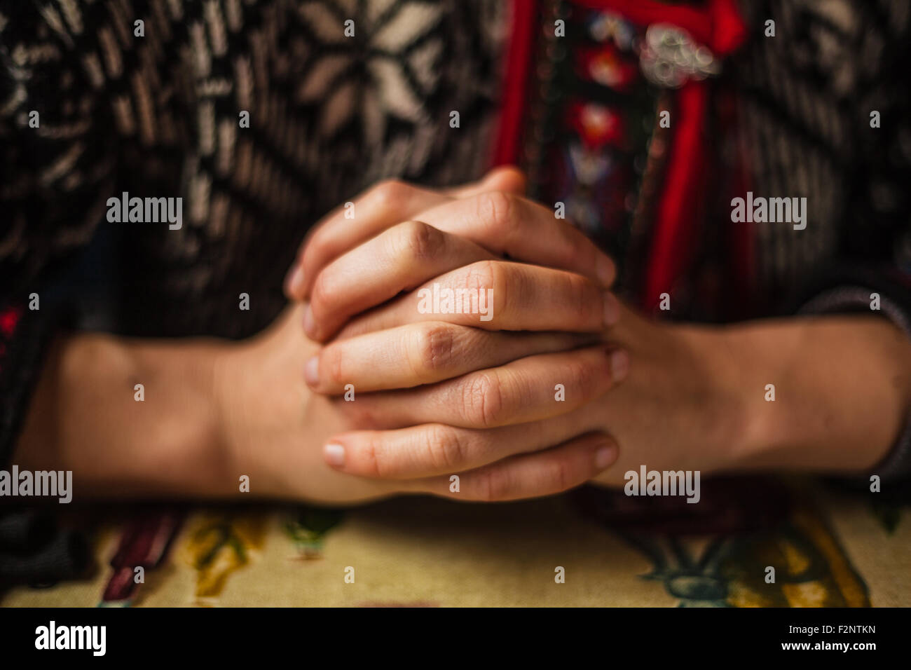 Womans mani giunte in preghiera Foto Stock