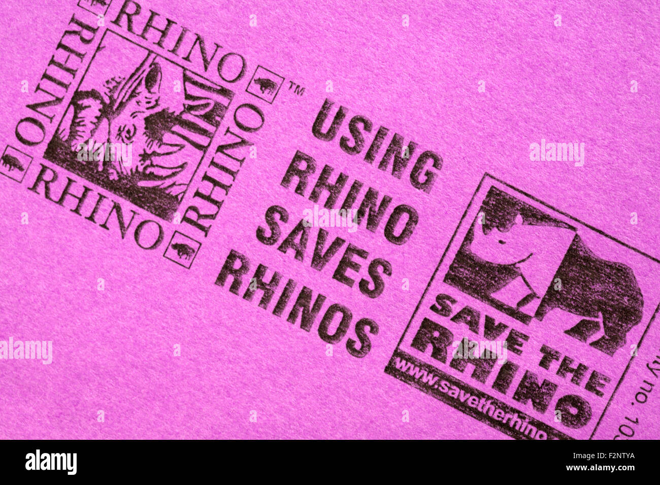 Utilizzando rhino salva rhino logo sul libro Foto Stock