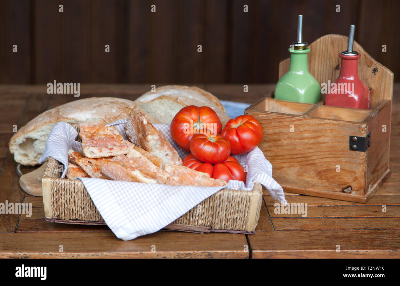 Tradizionale catalana 'Pa amb Tomaquet" (pane con pomodoro) che consiste di pane - eventualmente tostato - con pomodoro strofinato uovere Foto Stock