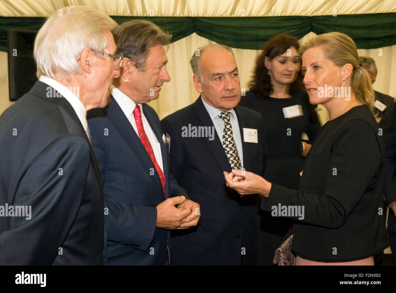 Michael Aspel (sinistra), Alan Titchmarsh e Alistair Stewart con S.A.R. la Contessa di Wessex durante la sua visita alla Scuola Treloar un Foto Stock