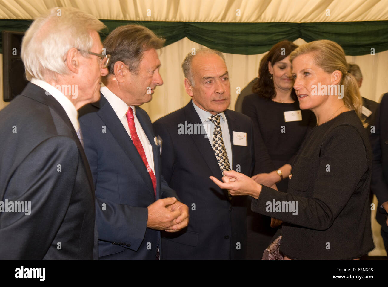 Michael Aspel (sinistra), Alan Titchmarsh e Alistair Stewart con S.A.R. la Contessa di Wessex durante la sua visita alla Scuola Treloar un Foto Stock