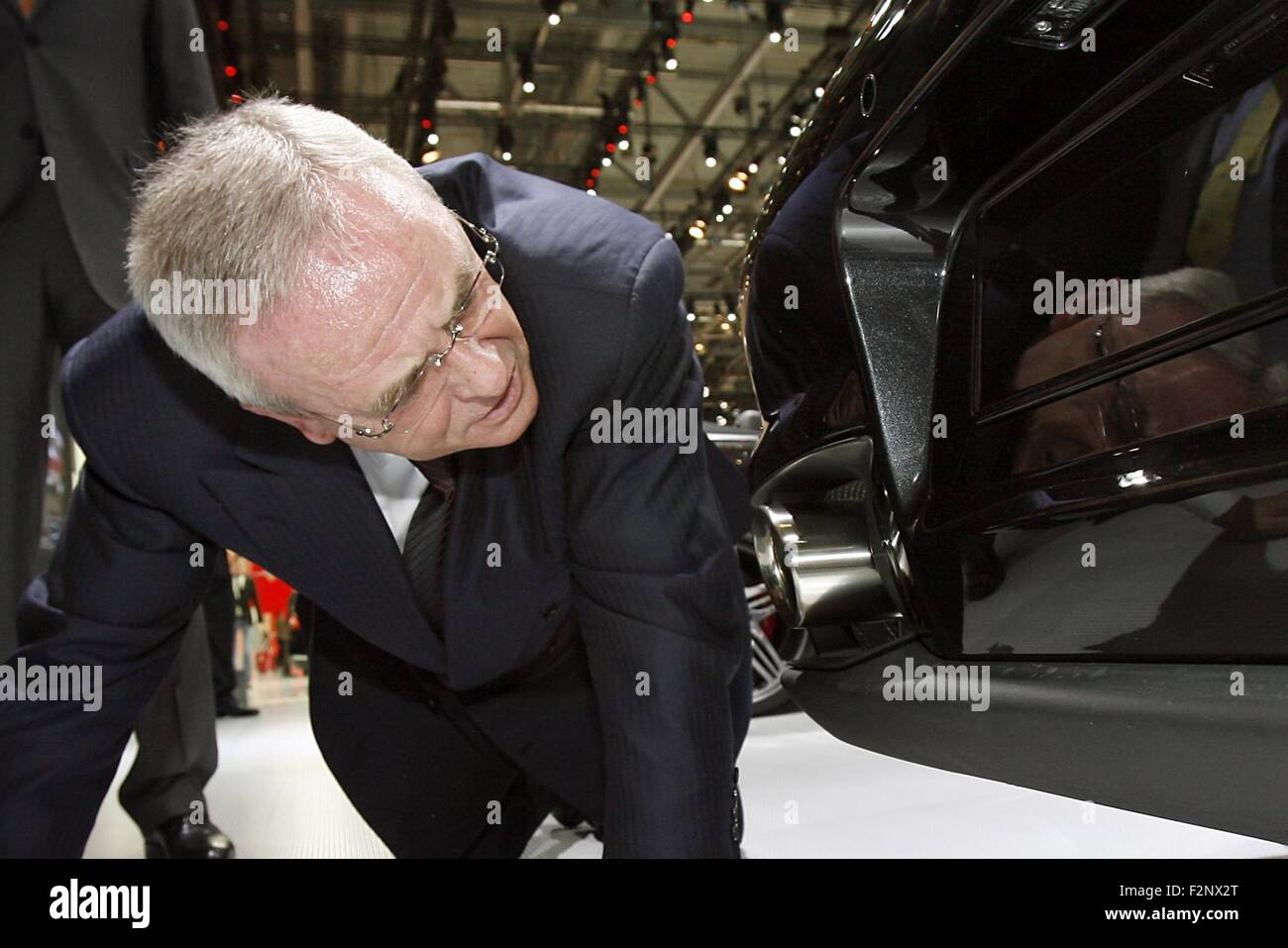 Ginevra, Svizzera. 04 mar 2008. FILE - un file immagine resi disponibili il 22 settembre 2015 mostra Volkswagen AG CEO Martin Winterkorn come egli controlla il lato inferiore di una Porsche GT2 durante una gita sul primo media giorno del 78Geneva International Motor Show di Ginevra, Svizzera, 04 marzo 2008. Foto: MARIJAN MURAT/dpa/Alamy Live News Foto Stock