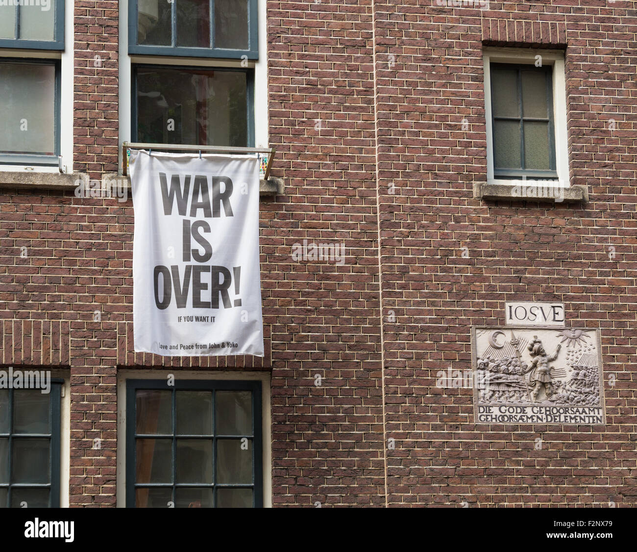Bandiera su un Amsterdam House con tranquillità il testo Foto Stock