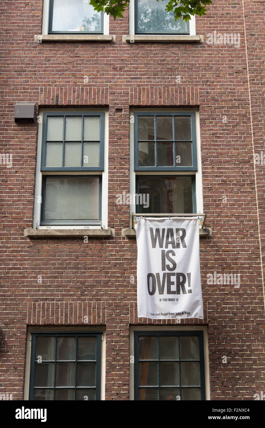 Bandiera su un Amsterdam House con tranquillità il testo Foto Stock