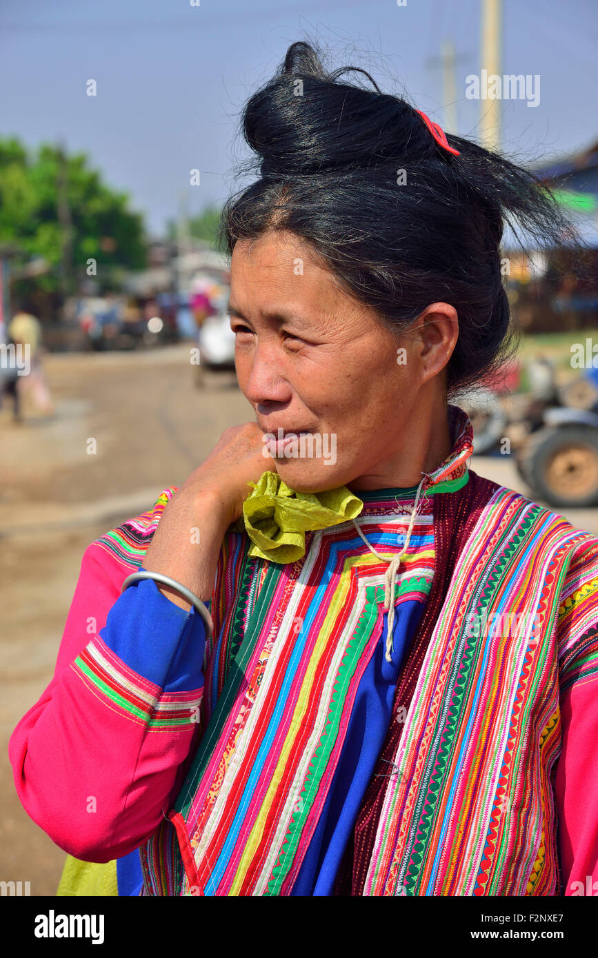 Donna tribale a Phekhone (Phe-khone) Jetty, Phekhone Village, Myanmar (Birmania, Birmania), Asia Foto Stock