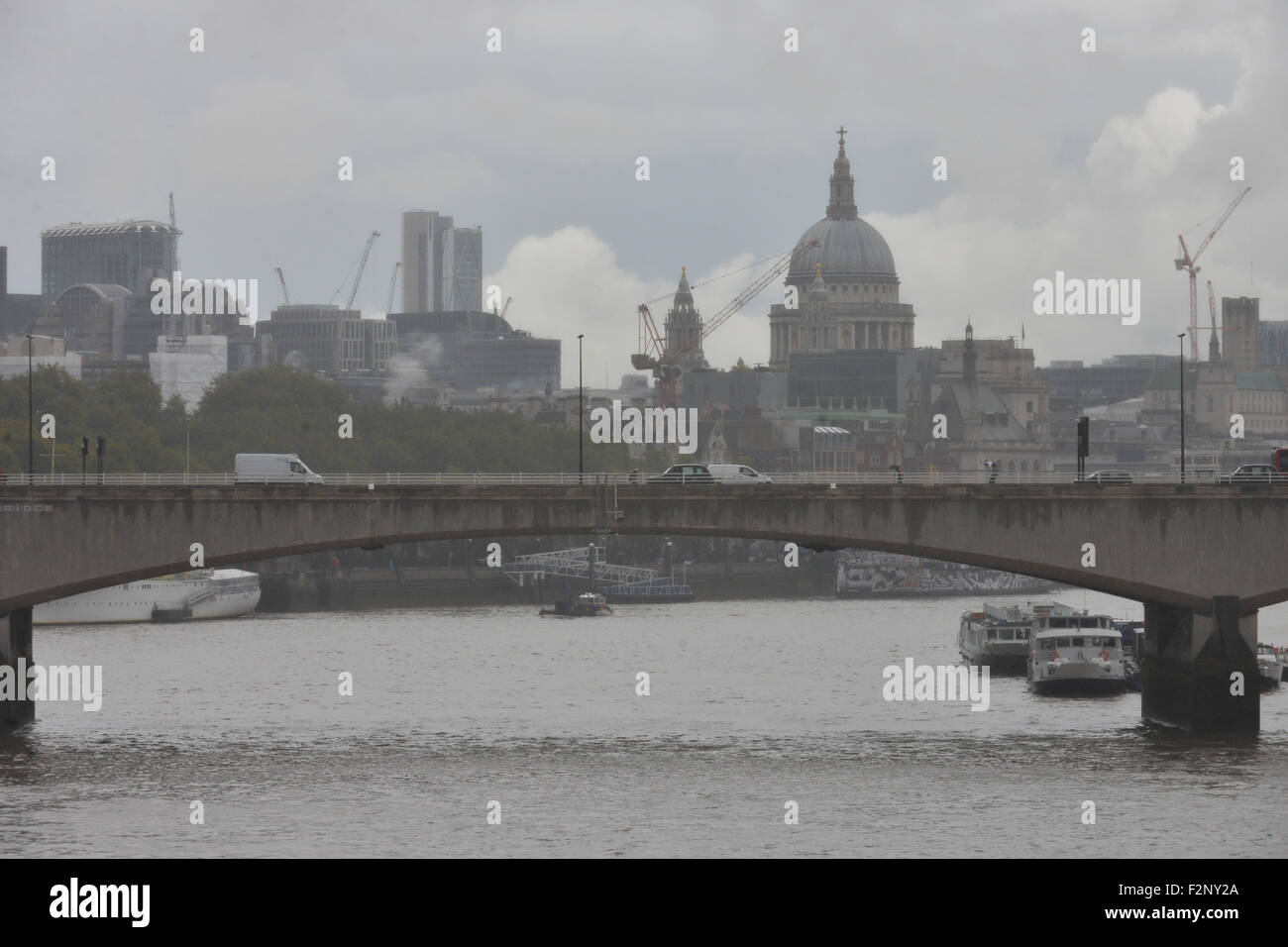 Londra, Regno Unito. Il 22 settembre 2015. La pioggia e le docce in London Credit: Matteo Chattle/Alamy Live News Foto Stock