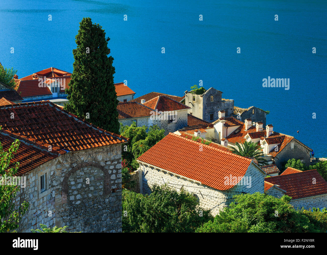 I tetti della città di Perast. La Baia di Kotor, Montenegro, Balcani Foto Stock