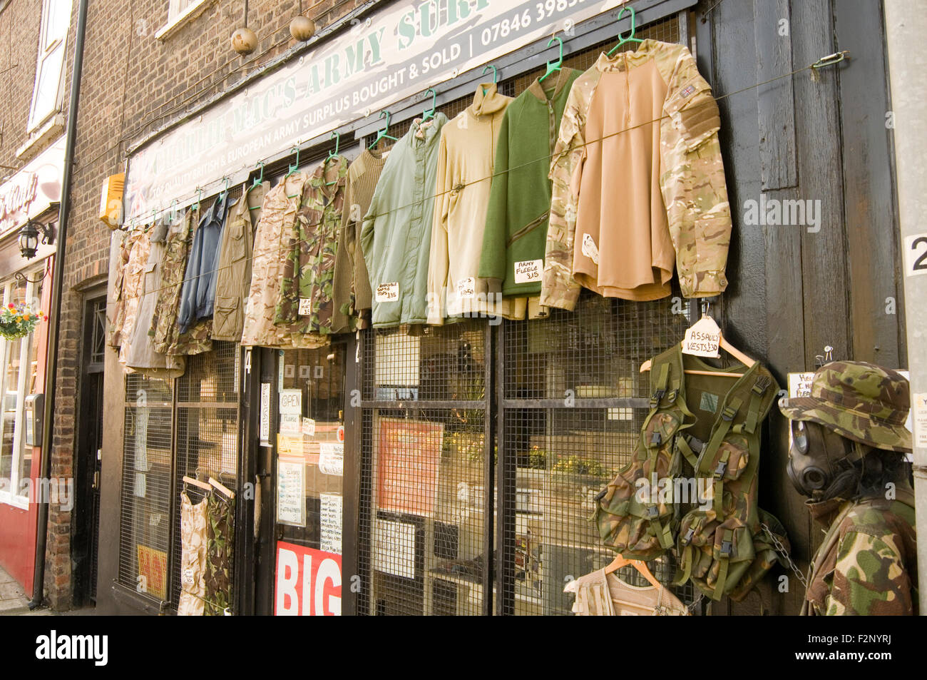 Army surplus store shop negozi di abiti militari abiti da studenti per  studenti l'ingranaggio camma camouflage mimetizzata Foto stock - Alamy