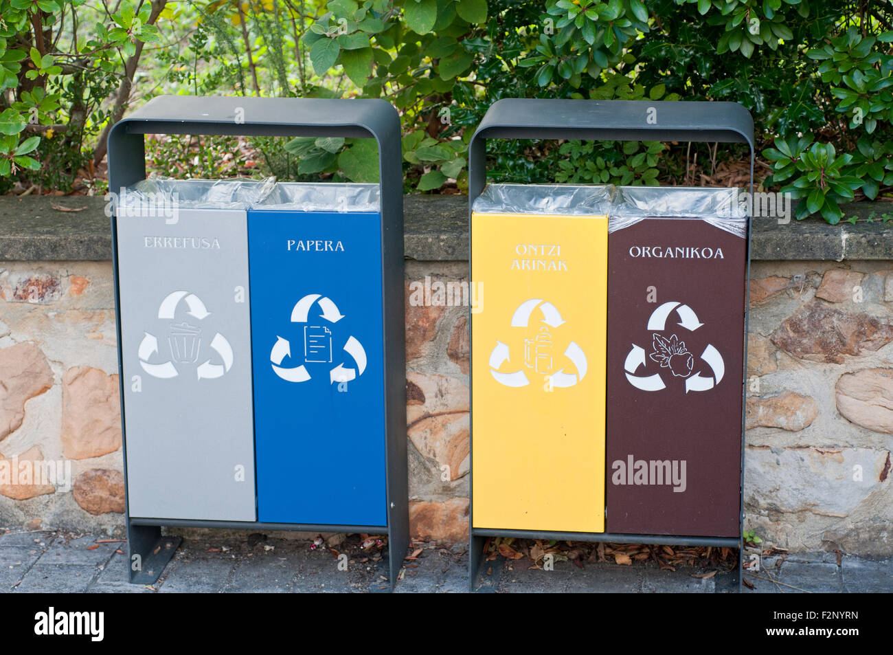 Separazione dei rifiuti e cassonetti per il riciclaggio nel Paese Basco. Spagna. Foto Stock
