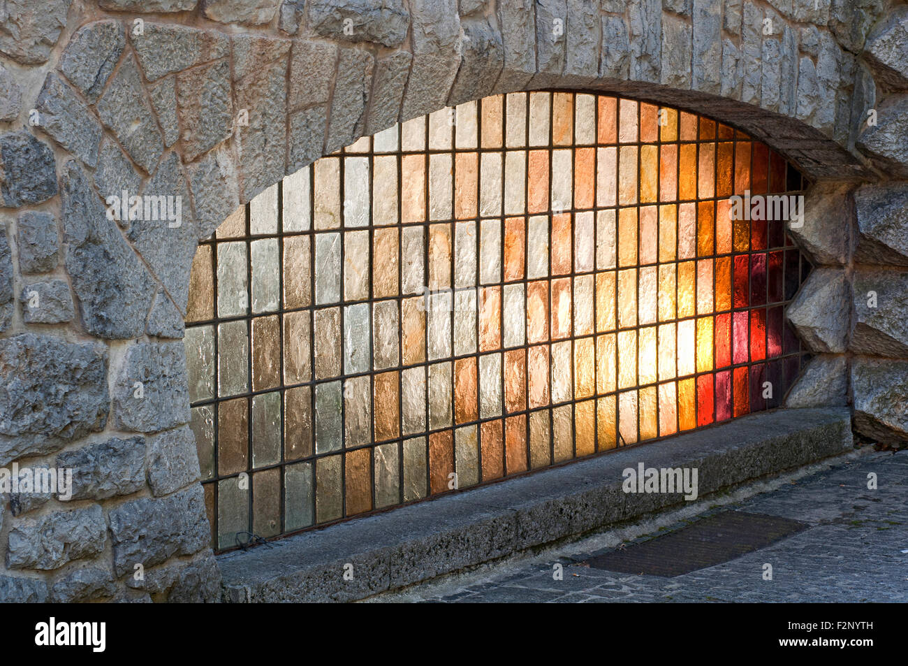 Il vetro macchiato nel Santuario di Arantzazu. O ti. Gipuzkoa. Paese basco. Spagna. Foto Stock