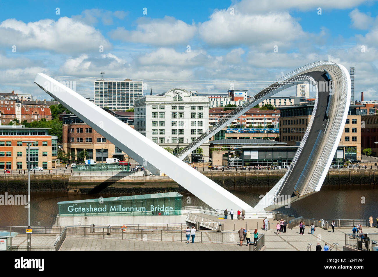 Il Gateshead Millennium Bridge, fiume Tyne, Newcastle-Gateshead, Tyne & Wear, Inghilterra, Regno Unito. Completamente in posizione inclinata. Foto Stock
