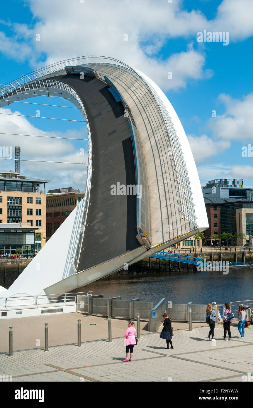 Il Gateshead Millennium Bridge, fiume Tyne, Newcastle-Gateshead, Tyne & Wear, Inghilterra, Regno Unito. Completamente in posizione inclinata. Foto Stock