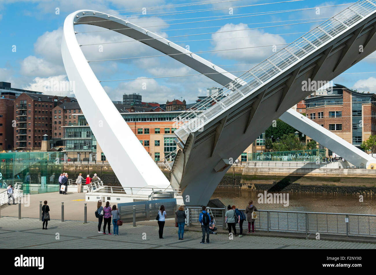 Il Gateshead Millennium Bridge, fiume Tyne, Newcastle-Gateshead, Tyne & Wear, Inghilterra, Regno Unito. Completamente in posizione inclinata. Foto Stock