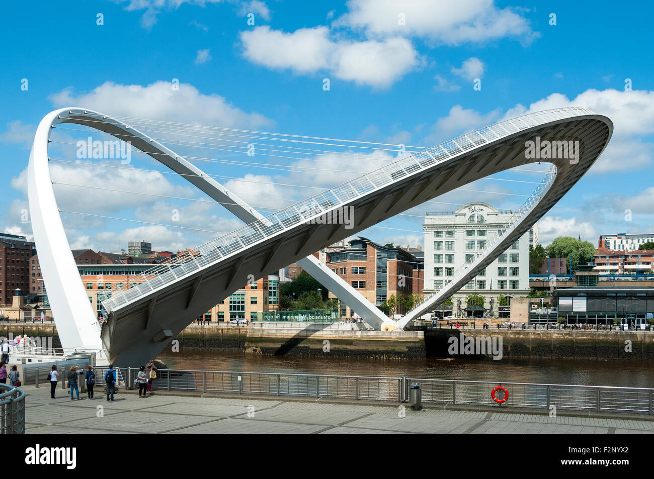 Il Gateshead Millennium Bridge, fiume Tyne, Newcastle-Gateshead, Tyne & Wear, Inghilterra, Regno Unito. A quasi completamente posizione inclinata Foto Stock