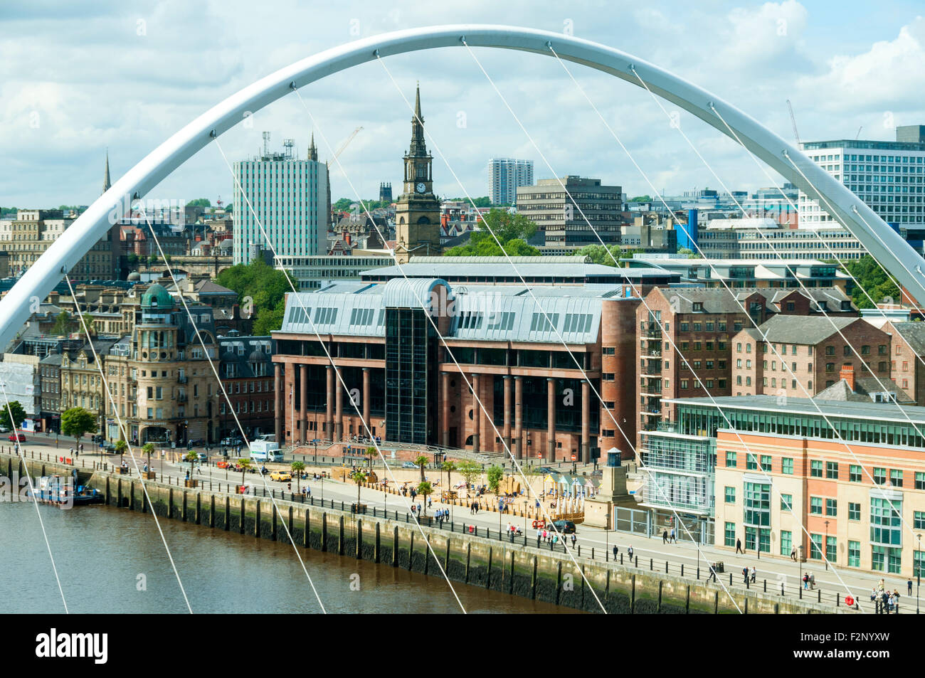 Newcastle attraverso il Gateshead Millennium Bridge, Tyne and Wear, Inghilterra, Regno Unito. Dal Baltico Arts Center. Foto Stock