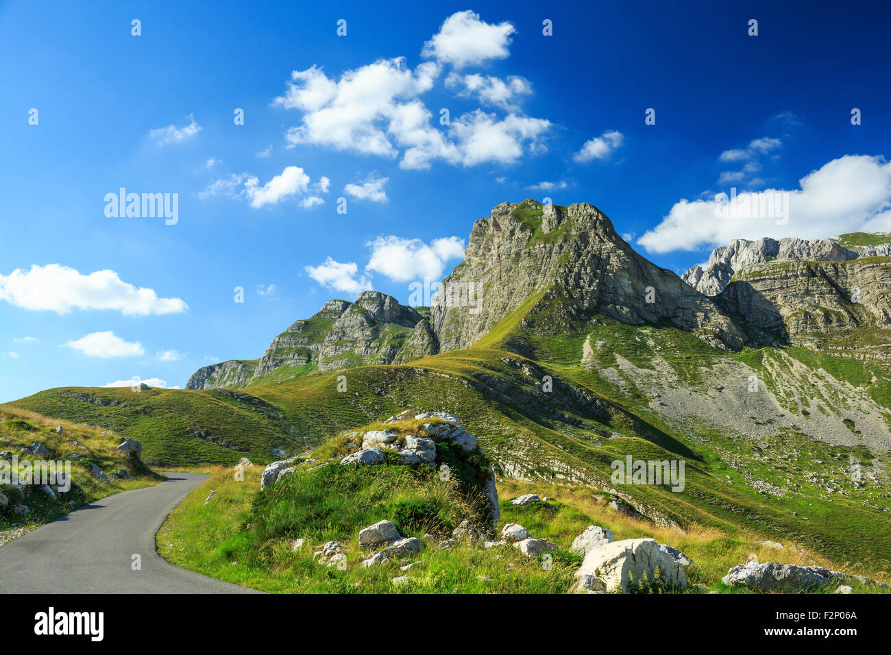 La strada nel Parco Nazionale Durmitor in Montenegro, nei Balcani. Europa Foto Stock