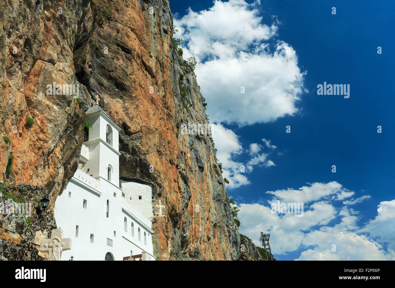 Montenegro, Balcani, vista su Ostrog monastero ortodossi Foto Stock