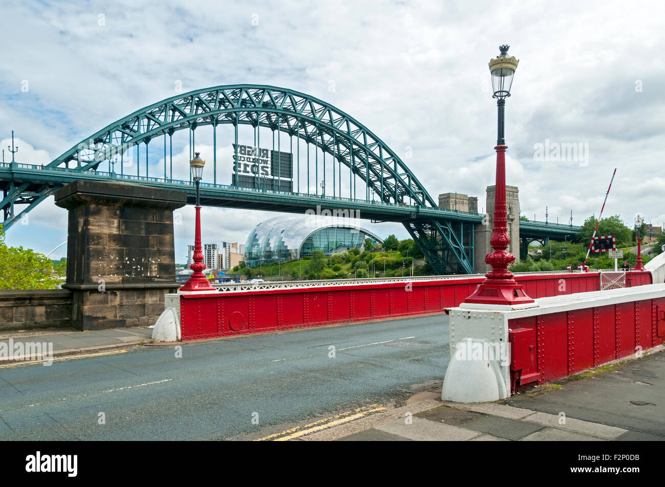 L'edificio di salvia e Tyne Bridge dal ponte girevole, Newcastle-Gateshead, Tyne and Wear, Inghilterra, Regno Unito. Foto Stock