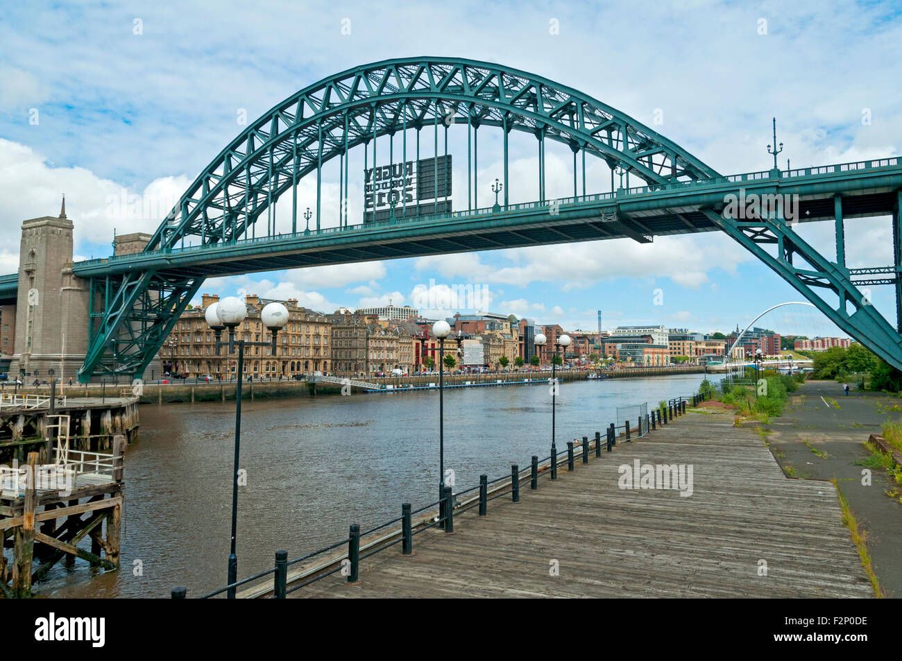 Il Tyne Bridge, sul fiume Tyne e da Newcastle Gateshead lato, Newcastle-Gateshead, Tyne and Wear, Inghilterra, Regno Unito. Foto Stock