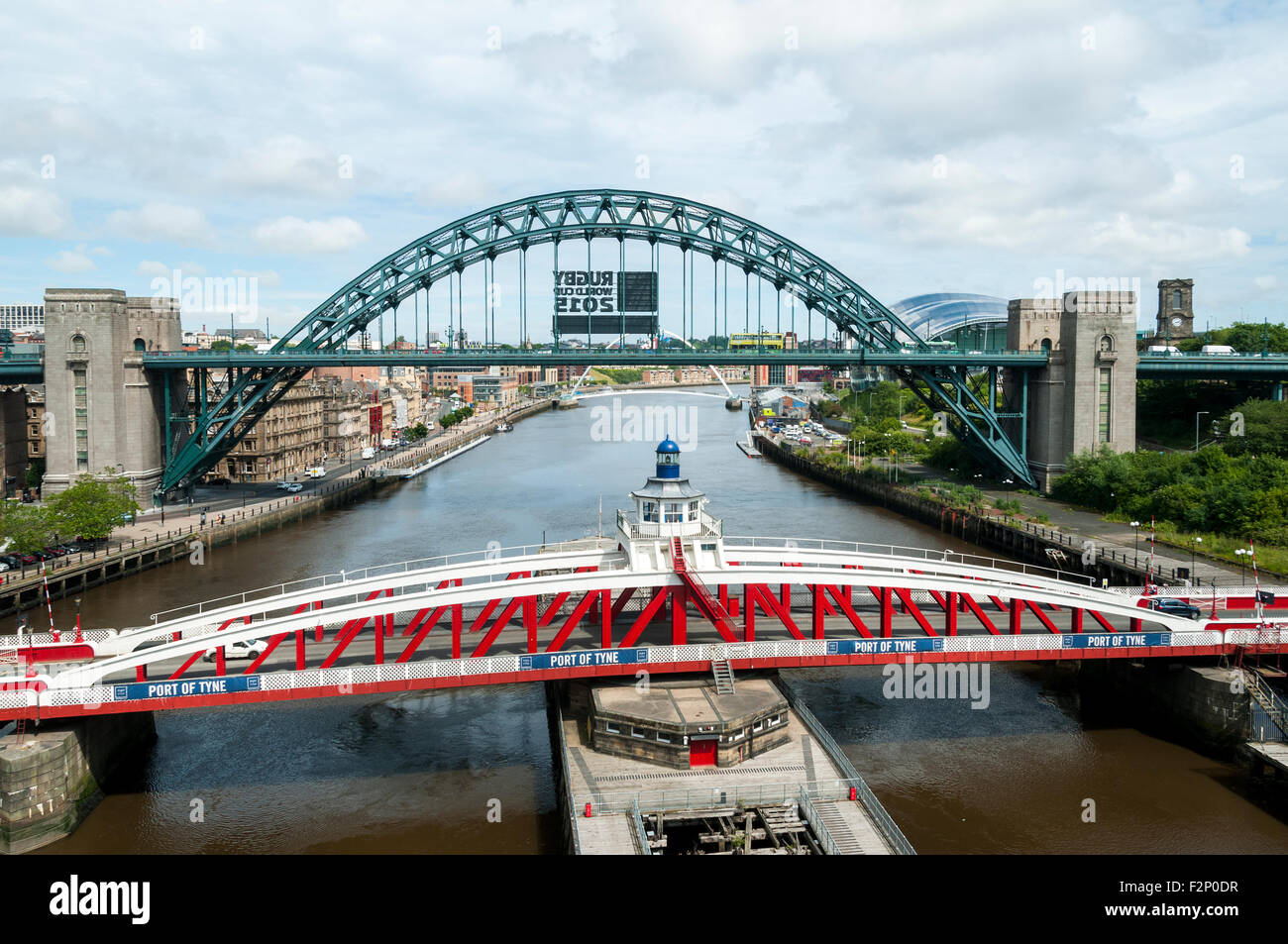 Il Tyne Bridge e il ponte girevole dal livello alto ponte, Newcastle-Gateshead, Tyne and Wear, Inghilterra, Regno Unito. Foto Stock