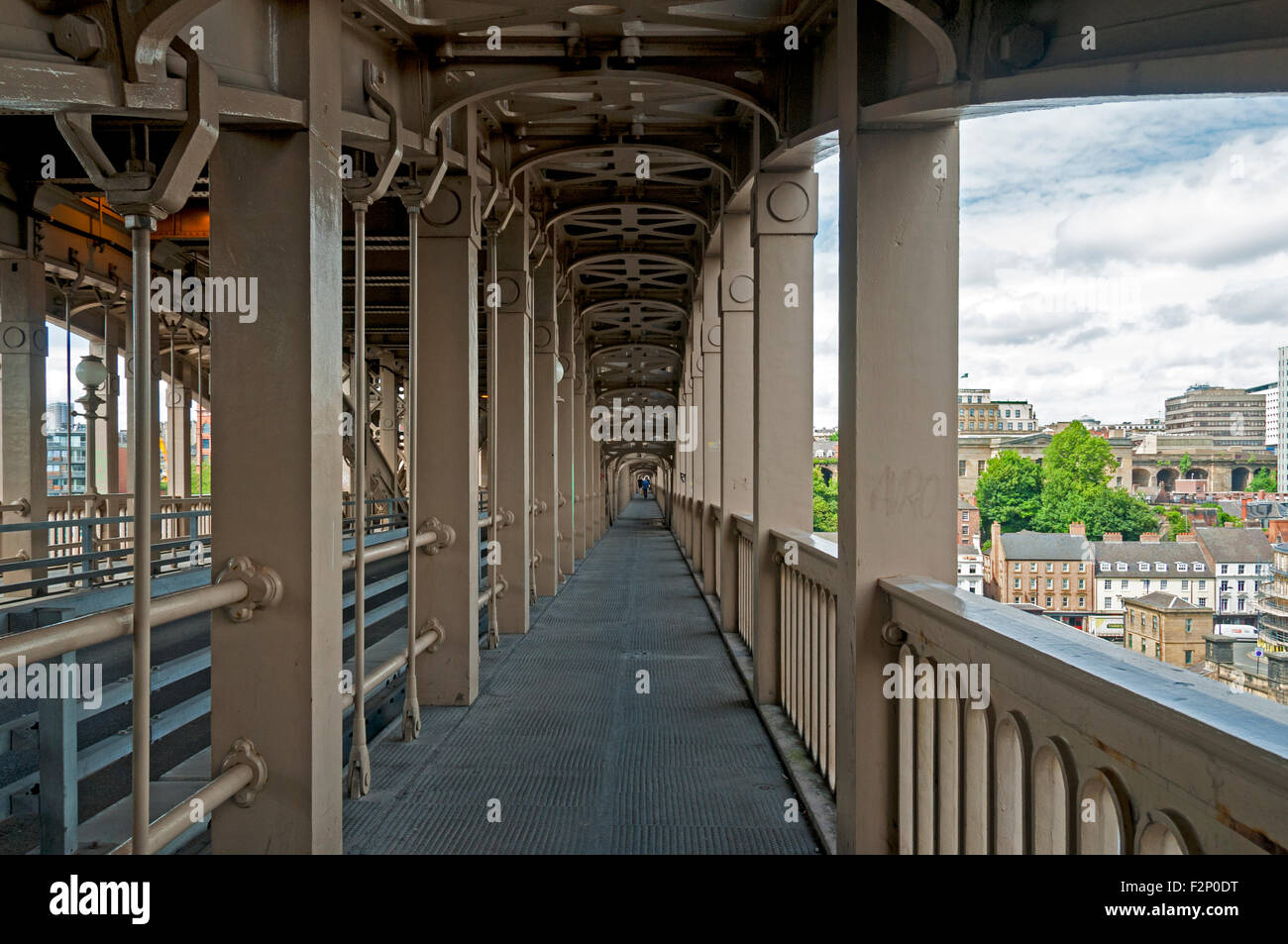 Il passaggio pedonale sul livello alto ponte, Newcastle-Gateshead, Tyne and Wear, Inghilterra, Regno Unito. Foto Stock