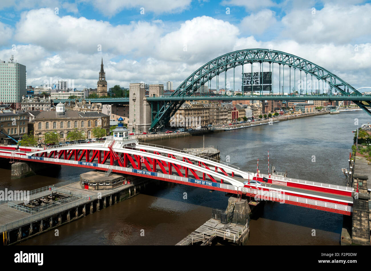 Il Tyne Bridge e il ponte girevole dal livello alto ponte, Newcastle-Gateshead, Tyne and Wear, Inghilterra, Regno Unito. Foto Stock